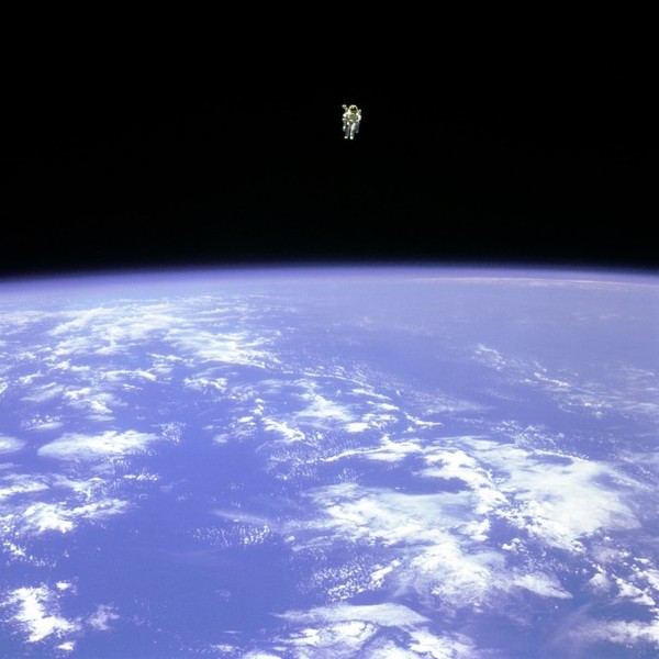 Hình ảnh Bruce McCandless II trôi vô định giữa vũ trụ là niềm cảm hứng cho hàng loạt các bộ phim về đề tài phi hành gia đến tận ngày hôm nay.