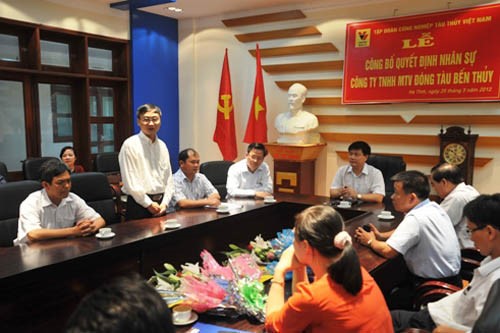 
Ông Đào Văn Lợi (ngồi bên phải người đứng) trong một cuộc họp tại Cty TNHH MTV đóng tàu Bến Thủy (Ảnh: Văn Dũng)
