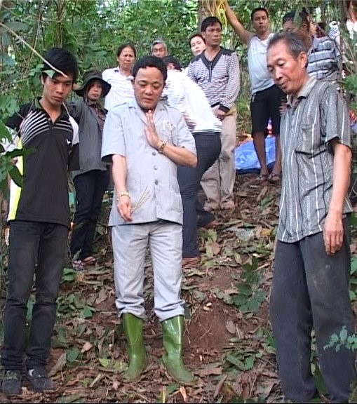 
cậu Thủy trong một lần tìm kiếm hài cốt liệt sĩ tại tỉnh Quảng Trị. Ảnh: Hưng Thơ.
