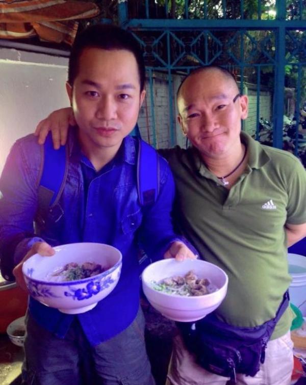 Ca sĩ Quách Tuấn Du cùng ông chủ Nguyễn Hoàng Anh Dũng, bưng bê bún bò cho khách