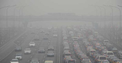 Buổi sáng bầu trời Bắc Kinh đen sầm lại vì sương mù ô nhiễm (ảnh: News.cn)