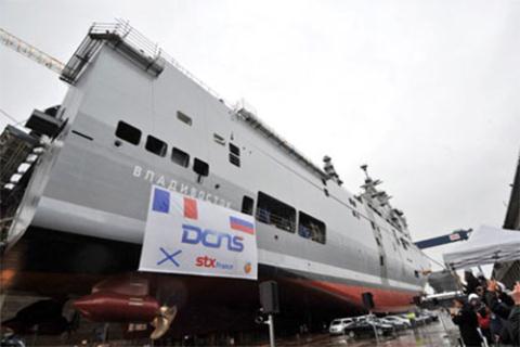 Cờ hiệu thể hiện sự hợp tác của Nga và Pháp ở đuôi tàu Vladivostok lớp Mistral