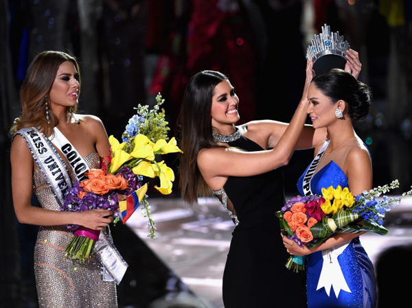 
Người đẹp Colombia bùi ngùi nhìn Hoa hậu Hoàn vũ 2014 lấy lại vương miện của cô để trao cho Philippines.
