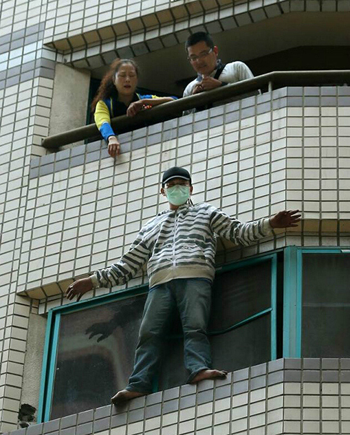 
Không tìm được bạn gái, ông Wu leo ra ngoài bờ tường tòa nhà 6 tầng tự tử.
