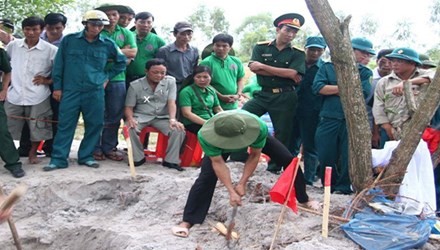 “Cậu Thủy” (x) đang chỉ đạo cất bốc hài cốt.