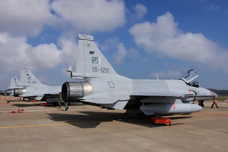 Three FC-1 Xiaolong/Thunder fighters of the Pakistan Air Force participate in the Zhuhai Air Show in 2012. (Photo/CNS)