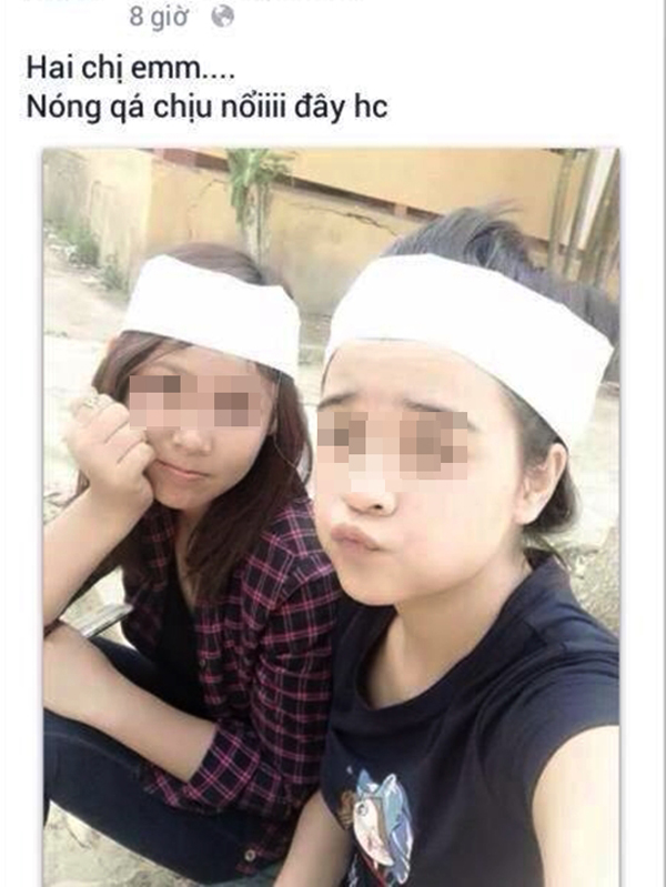 Hai thiếu nữ quấn khăn tang vô tư chụp hình tự sướng