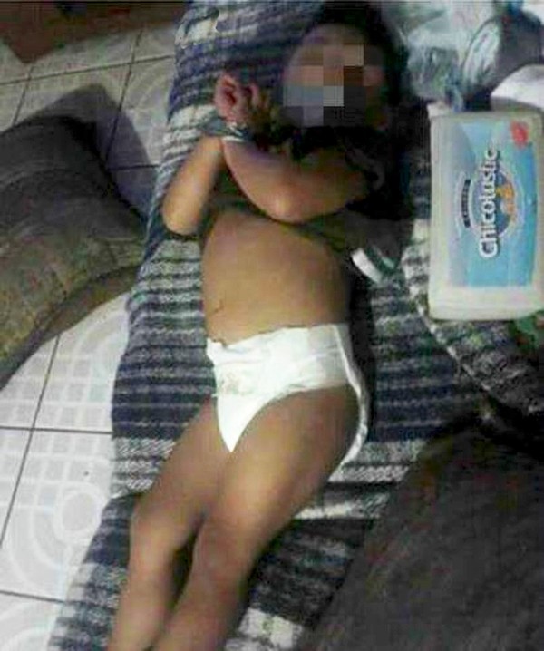 
Bức ảnh đứa bé bị mẹ người Mexico trói tay, bịt miệng gây phẫn nộ trên mạng xã hội.
