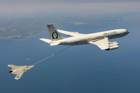 An unmanned US Navy X-47B undergoes a mid-air refueling test on April 22. (Photo/CFP)