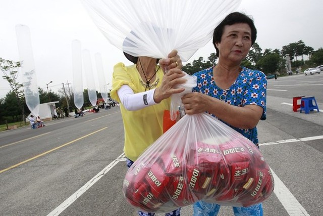 Các nhà hoạt động Hàn Quốc đang chuẩn bị những quả bóng khổng lồ chứa thức ăn nhẹ và bánh Choco Pie để gửi làm quà tặng cho phía Triều Tiên. Ảnh: AP