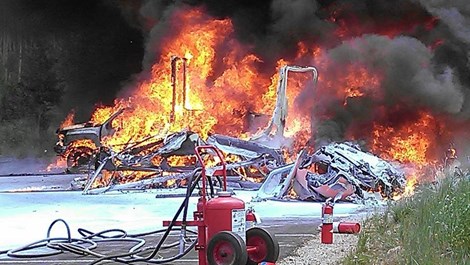 Chiếc trực thăng cháy không còn gì (ảnh:BusinessInsider)