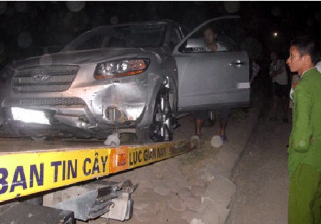 Chiếc xe ô tô gây tai nạn đêm 27/11.Ảnh: Hà Nội mới