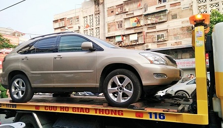 Chiếc xe Lexus bị hư hỏng nặng do axit tạt vào