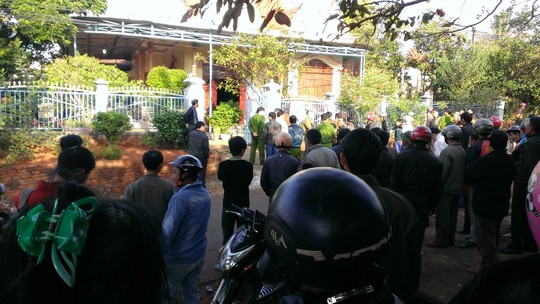 Nhiều người đến xem cơ quan công an khám nghiệm hiện trường tại nhà ông Nguyễn Văn Cường