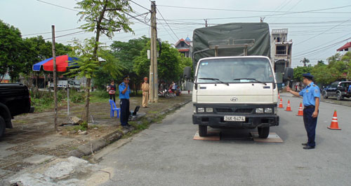 CSGT và thanh tra giao thông TP Hải Phòng phối hợp kiểm tra xe tải có dấu hiệu quá tải Ảnh: TRỌNG ĐỨC