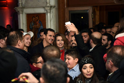 Người dân háo hức được chụp ảnh cùng ông Assad và phu nhân.