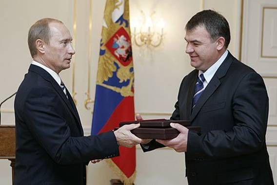 Ông Serdyukov (phải) và Tổng thống Putin tại Kremlin tháng 2/2007