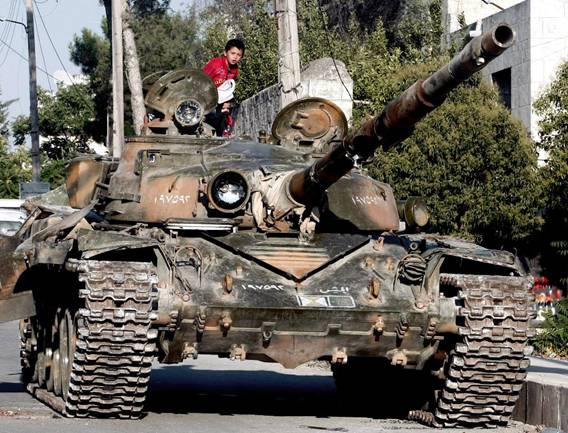 Một chiếc T-72 bị bắn cháy trên đường phố ở Syria tháng 7/2012