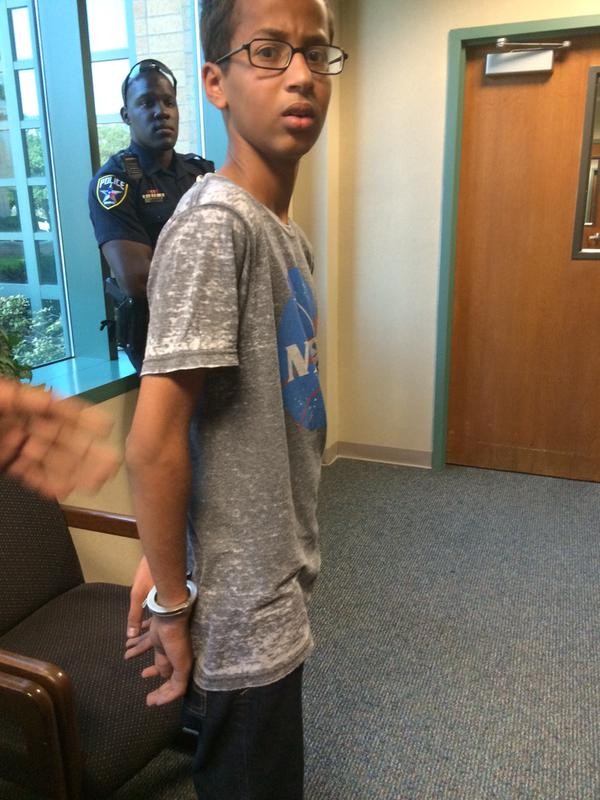 Cậu học sinh Ahmed Mohamed 14 tuổi bị bắt vì chế tạo đồng hồ giống bom.