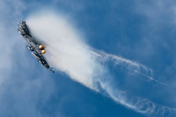 Vị chuyên gia cũng so sánh tầm phát hiện mục tiêu của 2 máy bay - Su-30MKI là 400 km, Typhoon là không quá 300 km.

Thêm nữa, Typhoon không có hệ thống báo động tên lửa đối phương.

Chính hệ thống này cho phi công thêm mấy giây để cơ động tránh tấn công, bảo toàn tính mạng. Trong ảnh: Tiêm kích Eurofighter Typhoon.