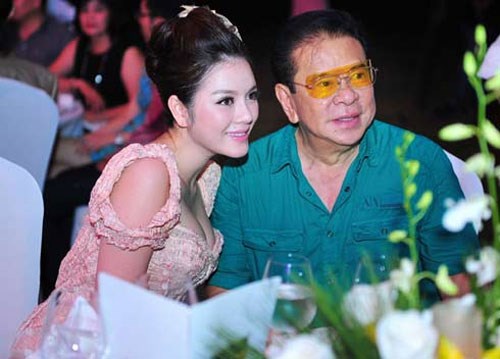 
Anh nuôi Chavit Singson của Lý Nhã Kỳ.
