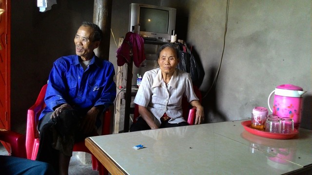 Bà Phan Thị Lan (phải) rùng mình nhớ lại sự việc. 	Ảnh: Hồ Hà