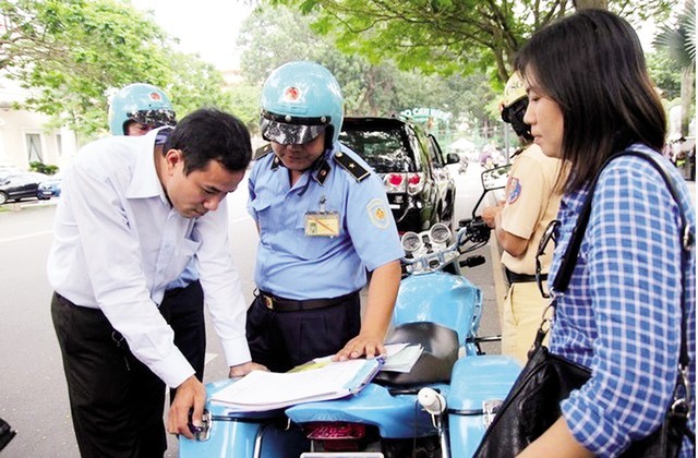 Lực lượng chức năng kiểm tra tài xế sử dụng dịch vụ Uber tại Việt Nam.