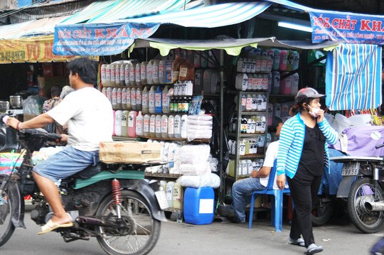 Hóa chất, hương liệu tạo mùi thực phẩm được bày bán tràn lan ở chợ Kim Biên, trong đó có “cà phê siêu đặc”.