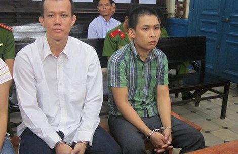 Bị cáo Việt và bị cáo Sang tại tòa phúc thẩm. 