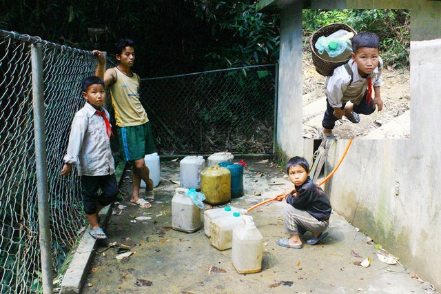 Mới lên 8 tuổi, nhưng ngày nào Xồng Bá Thung cũng phải đi “gùi nước” (ảnh nhỏ). ảnh: H.H