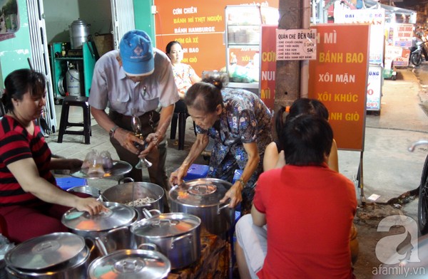 Nằm trên vỉa hè đường Nguyễn Kiệm (Q.Phú Nhuận, TP.HCM), quán chè đường phố của ông bà Tư đã trở thành điểm đến quen thuộc của người dân địa phương cũng như những thực khách mê chè, hảo ngọt.
