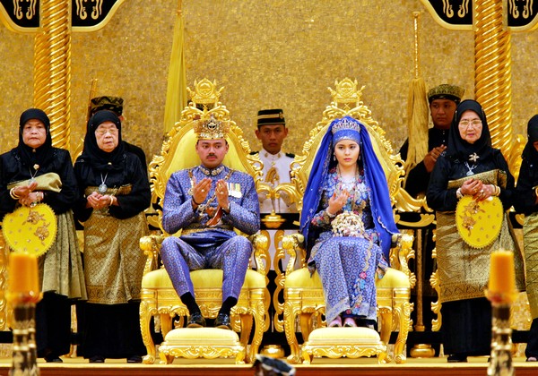 Năm 2004, Thái tử Brunei Al-Muhtadee Billah (khi đó 30 tuổi), người thừa kế ngai vàng của Quốc vương Brunei, cũng đã tổ chức đám cưới với cô dâu Sarah Pengiran Salleh, 17 tuổi tại cung điện Istana Nurul Iman.