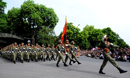 Các chiến sĩ Đặc công giương cao ngọn cờ Quyết thắng
