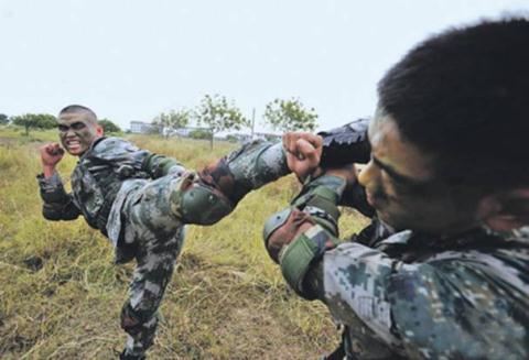 Lính đặc nhiệm  PLA được huấn luyện võ thuật rất bài bản. Ảnh : www.chinanews.com