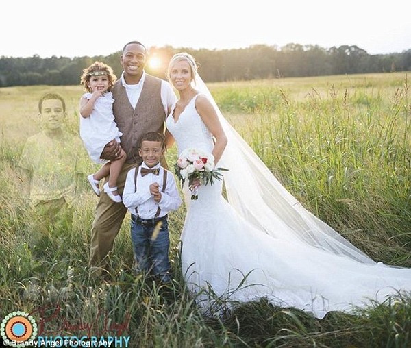
Tấm ảnh cưới có sự hiện diện của cậu con trai đã mất khiến ai xem cũng phải xúc động nghẹn ngào.
