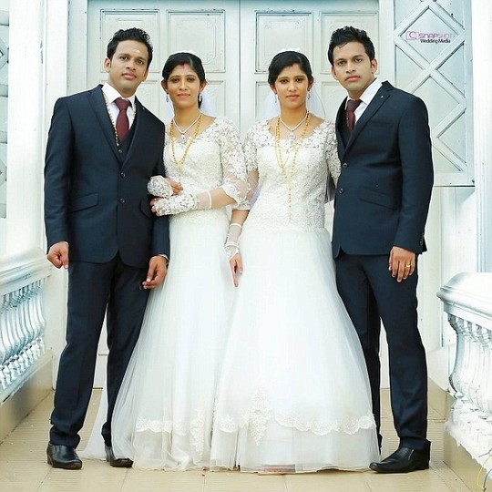 
Hai anh em sinh đôi Dinker và Dilraj kết hôn với hai chị em sinh đôi Reena và Reema. Ảnh: Daily Mail
