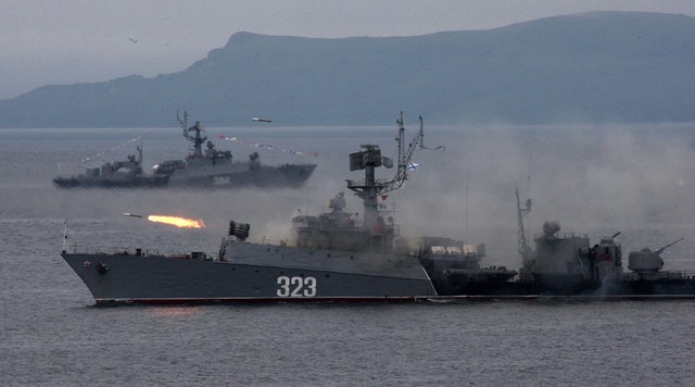 
Tàu chiến Nga trình diễn trong Ngày Hải quân (tháng 7/2015).
