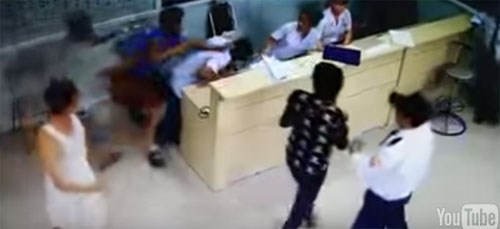
Bệnh nhân Bình mặc áo xanh đang lao vào đánh bác sĩ.
