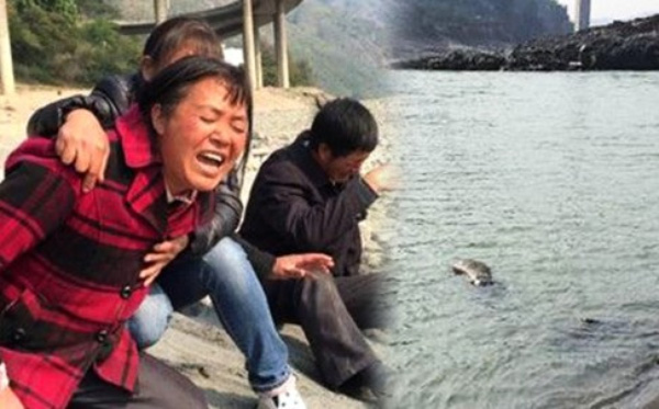 
Cặp vợ chồng gào khóc đau đớn khi không đủ tiền để trả cho ngư dân nhận lại thi thể con trai mình.
