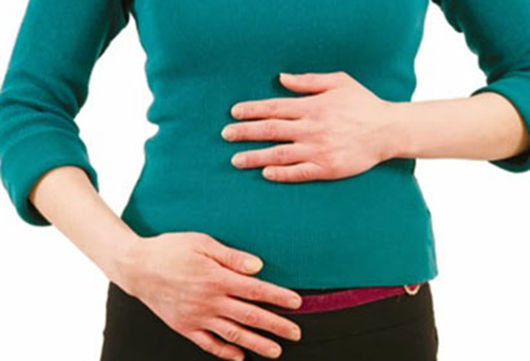 Tụ dịch trong bụng là một trong những triệu chứng ung thư gan giai đoạn đầu. Nước tiểu có màu tối
