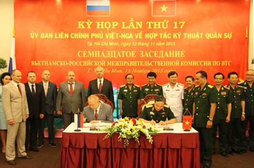 
Thượng tướng Trương Quang Khánh và ông A.V. Fomin ký biên bản Kỳ họp.
