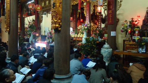 Các gia đình tham dự buổi lễ dâng sao, giải hạn tại chùa Tĩnh Lâu, Hà Nội.