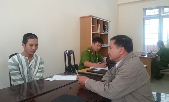 Luật sư Lộc trò chuyện với Hào Anh tại nơi giam giữ.