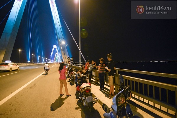 Oi nóng hầm hập, người Hà Nội thích thú lên cầu Nhật Tân hóng mát