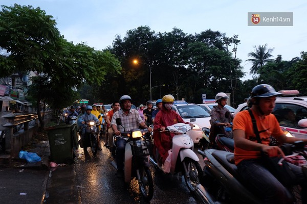 Chiều nay (17/9), trên địa bàn Hà Nội xảy ra mưa lớn, khi cơn mưa ngớt cũng là lúc người dân cùng đổ ra đường để trở về nhà khiến nhiều tuyến đường ách tắc nghiêm trọng.