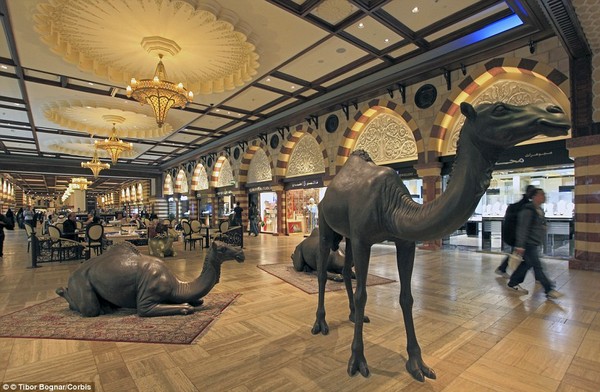 Trong Dubai Mall có rất nhiều tượng lạc đà và loạt đèn chùm bằng vàng lộng lẫy.