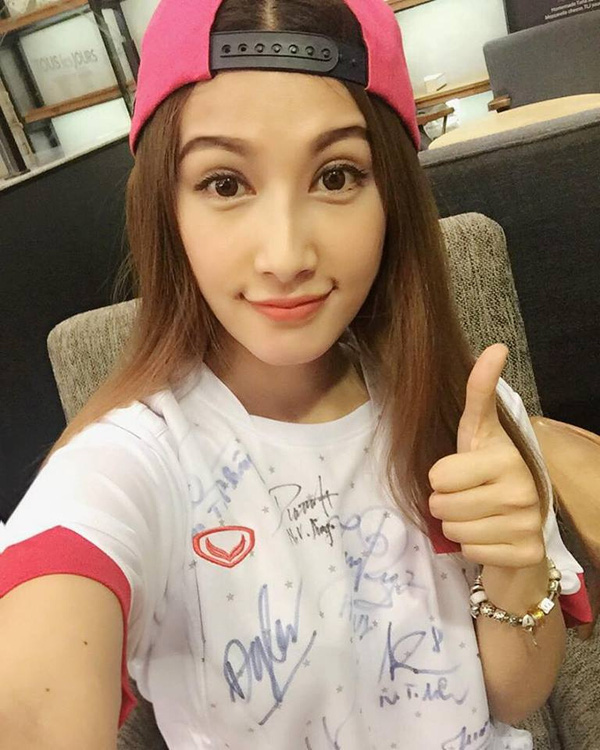 
Một ngày trước trận đấu giữa U23 Việt Nam gặp B.Bình Dương, trên trang cá nhân của mình, Emmy Nguyễn đã đăng tải lên hình ảnh cô mặc chiếc áo có chữ ký của tất cả các cầu thủ U23 Việt Nam.
