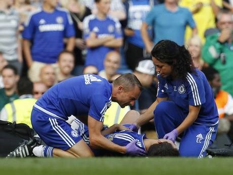 Bức ảnh cho thấy Hazard bị đau nặng và cần sự chăm sóc của các bác sĩ. (Ảnh: Getty)