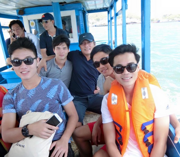  Sau khi V.League kết thúc và trụ hạng an toàn, nhóm cầu thủ HAGL đã tự thưởng cho mình chuyến nghỉ ngắn ngày ở đảo Hòn Mun - Nha Trang. Xuân Trường (trái) vừa trải qua mùa giải khá lận đận với quãng thời gian dài phải nghỉ dưỡng thương.