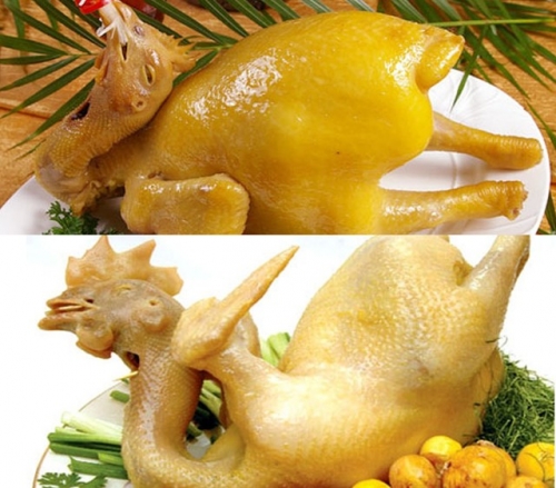 
Da gà ta có màu vàng nhạt (dưới), còn gà nhuộm hóa chất có màu vàng óng và đều (trên).
